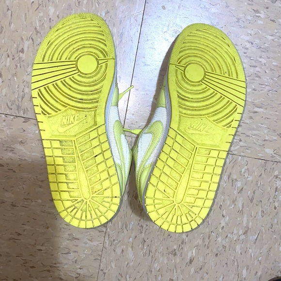These are women's air jordan 1 low limelight. Size 12 in Women & 10.5 in MEN - Picture 5 of 8